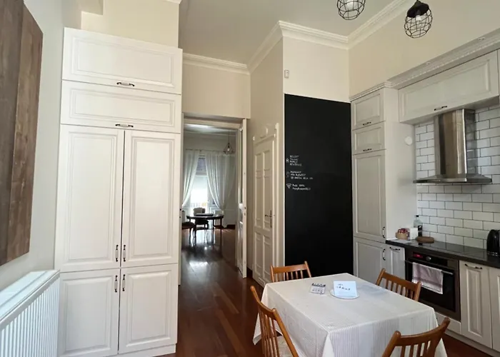 Gellert Square Family Residence - Premium Stay In Buda Side\'S Cultural Center