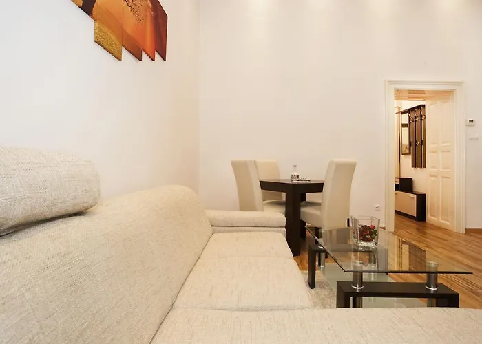 Charlotte Apartment Close To Opera