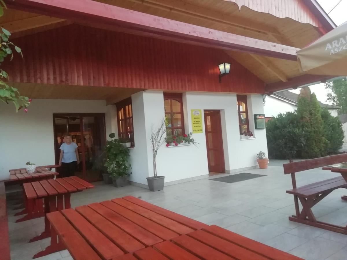 Micófogadó