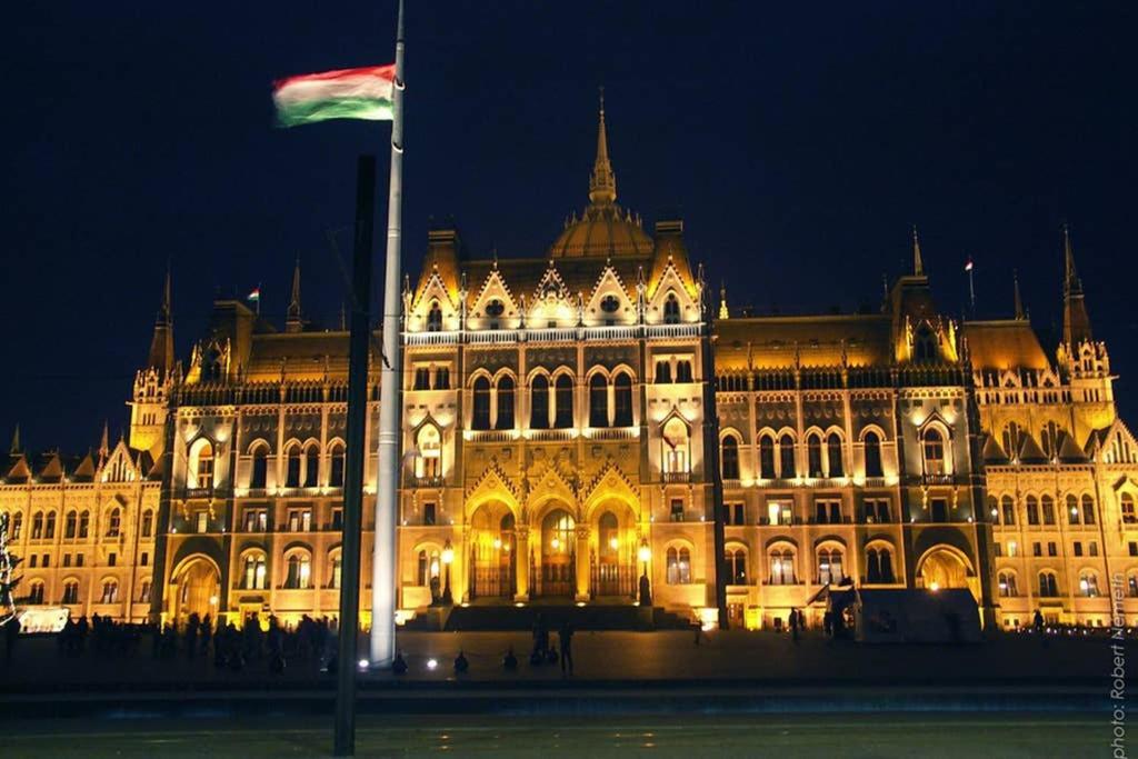And Cozy Next To The Parliament Apartment