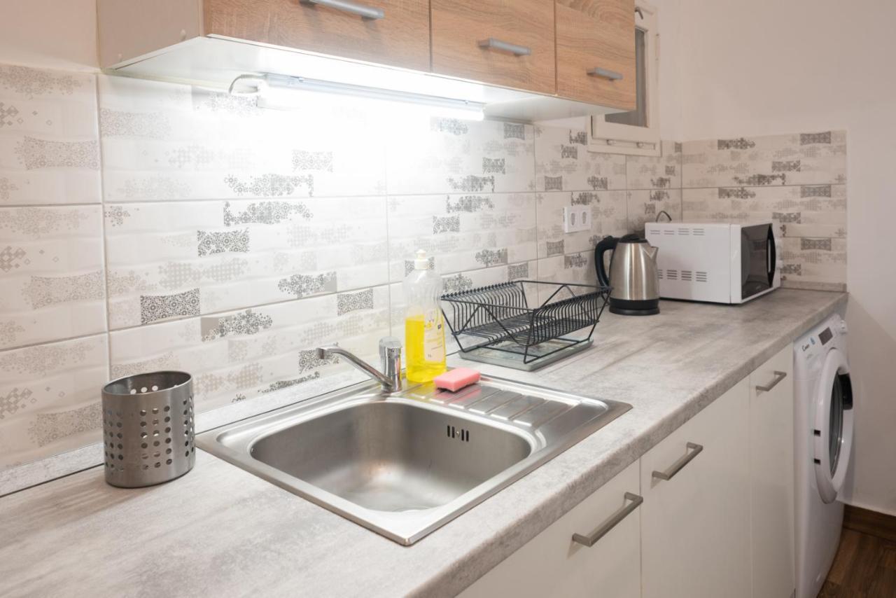 Cozy & Quiet Near Kiraly Street Free Parking, Ac, Perfect For 4 Guests! Budapest