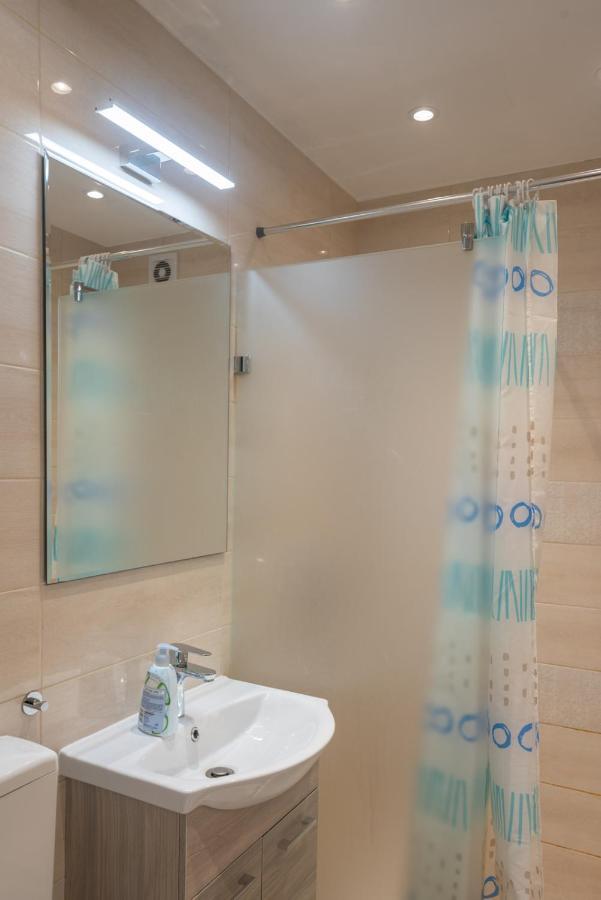 Cozy & Quiet Near Kiraly Street Free Parking, Ac, Perfect For 4 Guests! Budapest