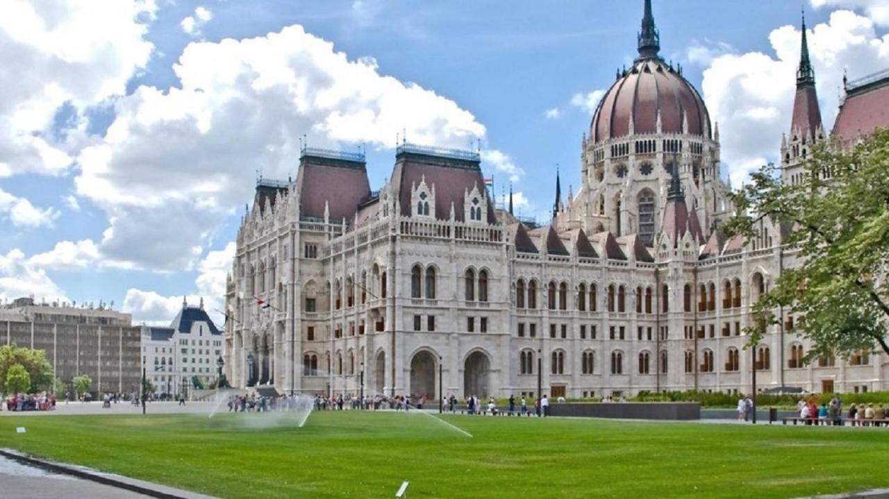 Stollar Business Style At Parliament * Budapest