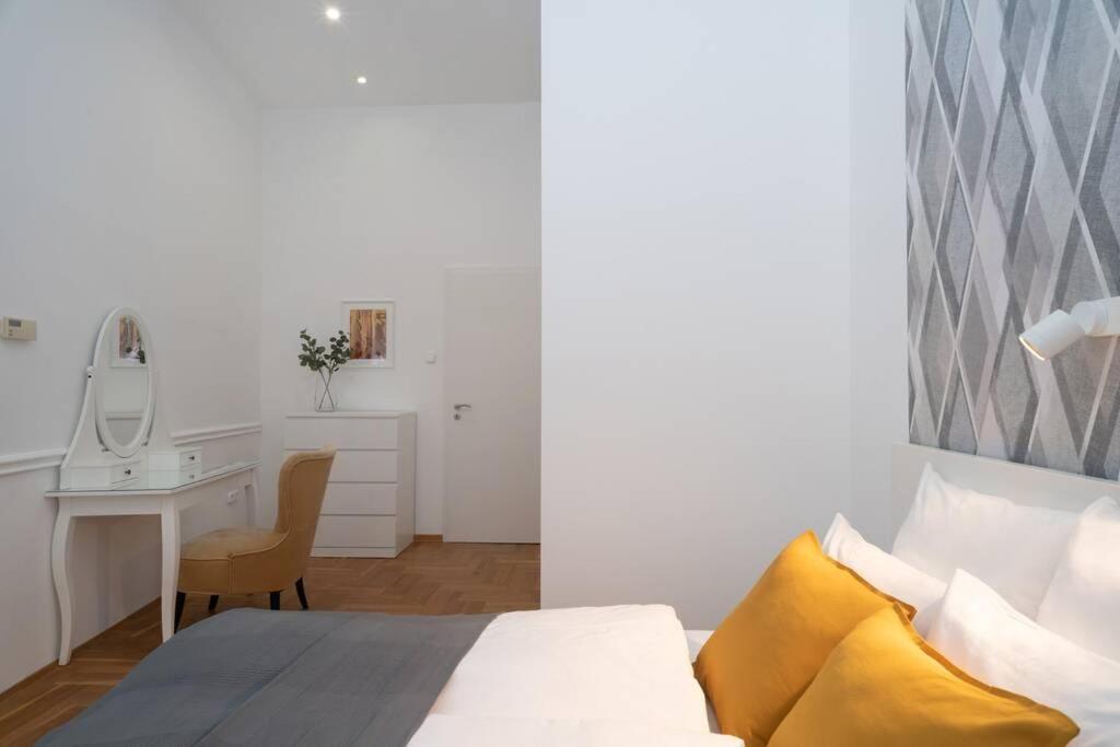 Located, 150 M2 5 Bedrooms Apt., Lejlighed