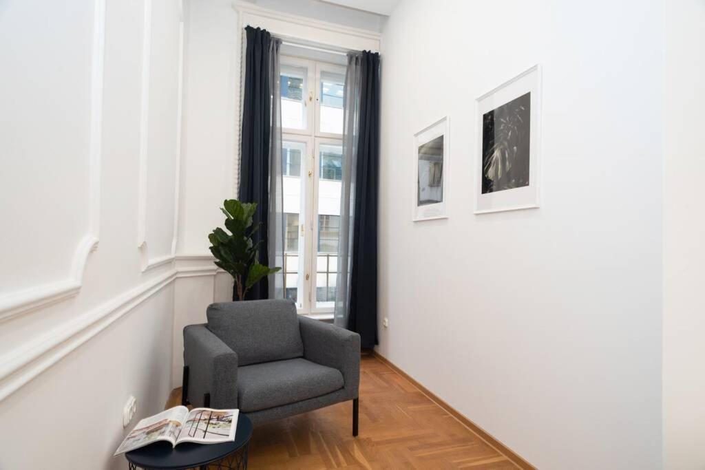 Located, 150 M2 5 Bedrooms Apt., * Budapest