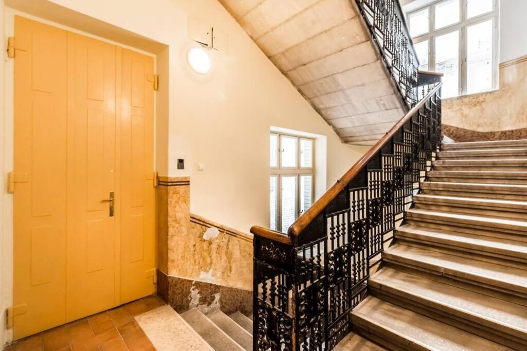 Located, 150 M2 5 Bedrooms Apt., *