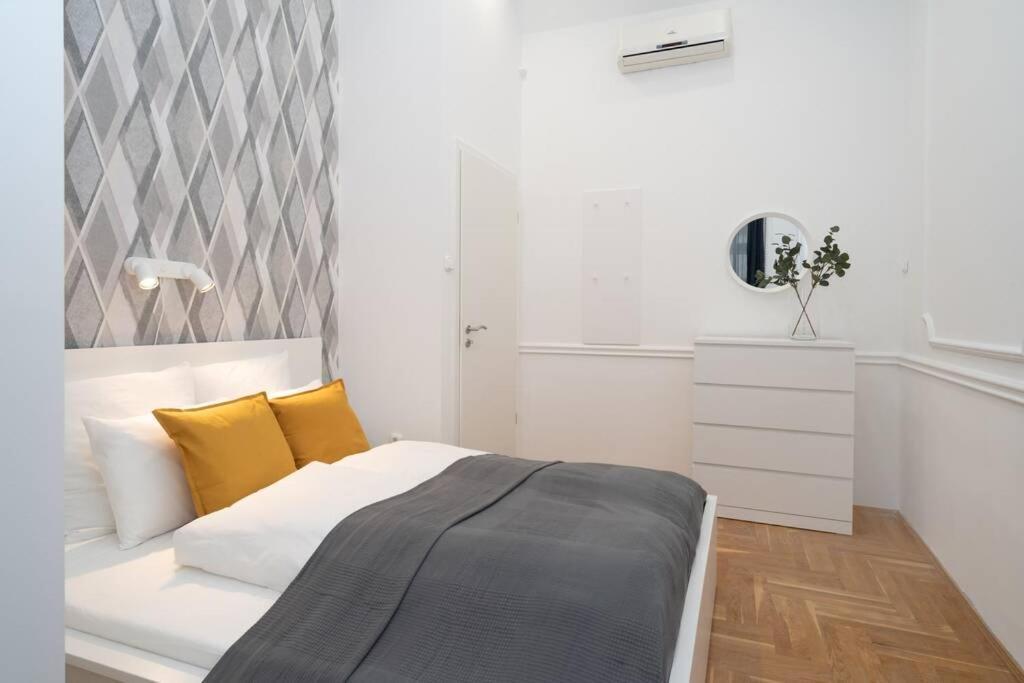 Lejlighed Located, 150 M2 5 Bedrooms Apt.,