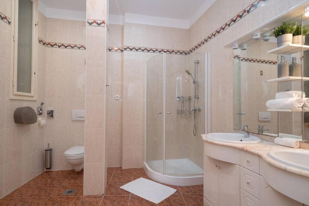 Located, 150 M2 5 Bedrooms Apt., Budapest