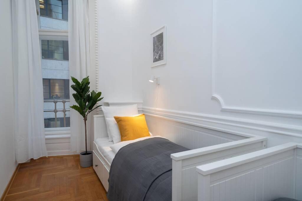 Located, 150 M2 5 Bedrooms Apt.,