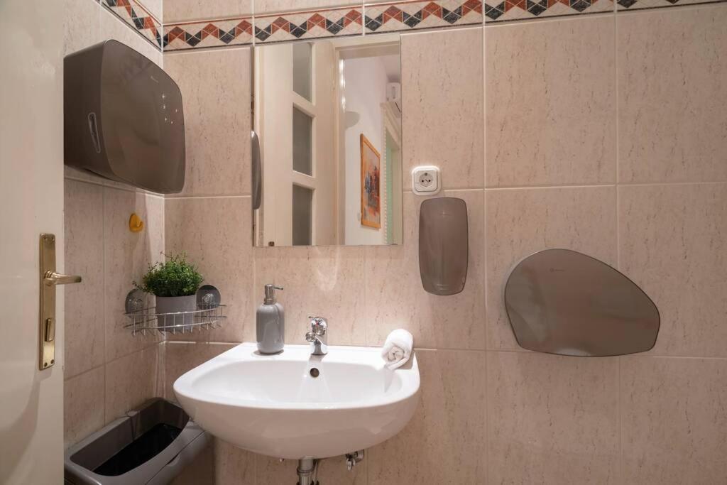 Located, 150 M2 5 Bedrooms Apt.,