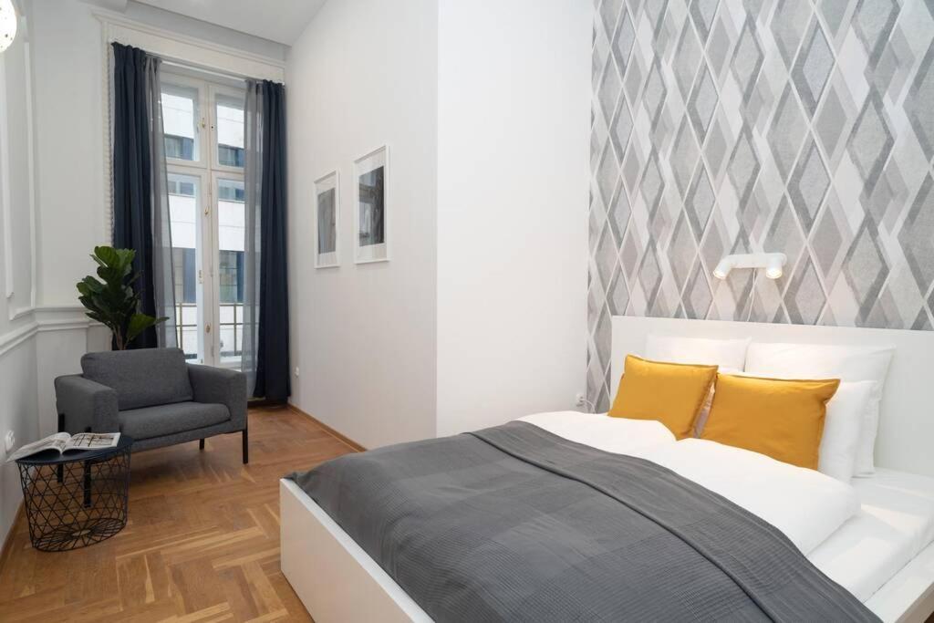 Located, 150 M2 5 Bedrooms Apt.,
