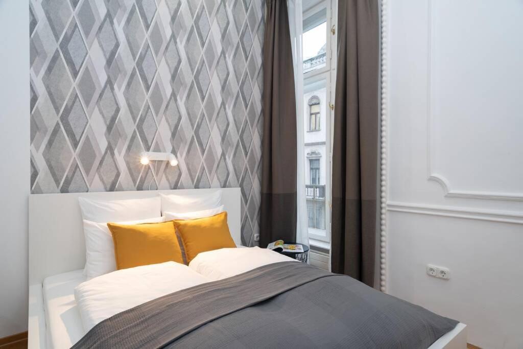 Lejlighed Located, 150 M2 5 Bedrooms Apt.,