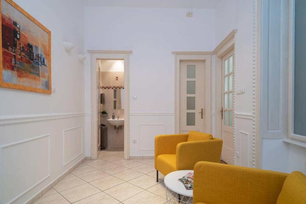 Located, 150 M2 5 Bedrooms Apt.,