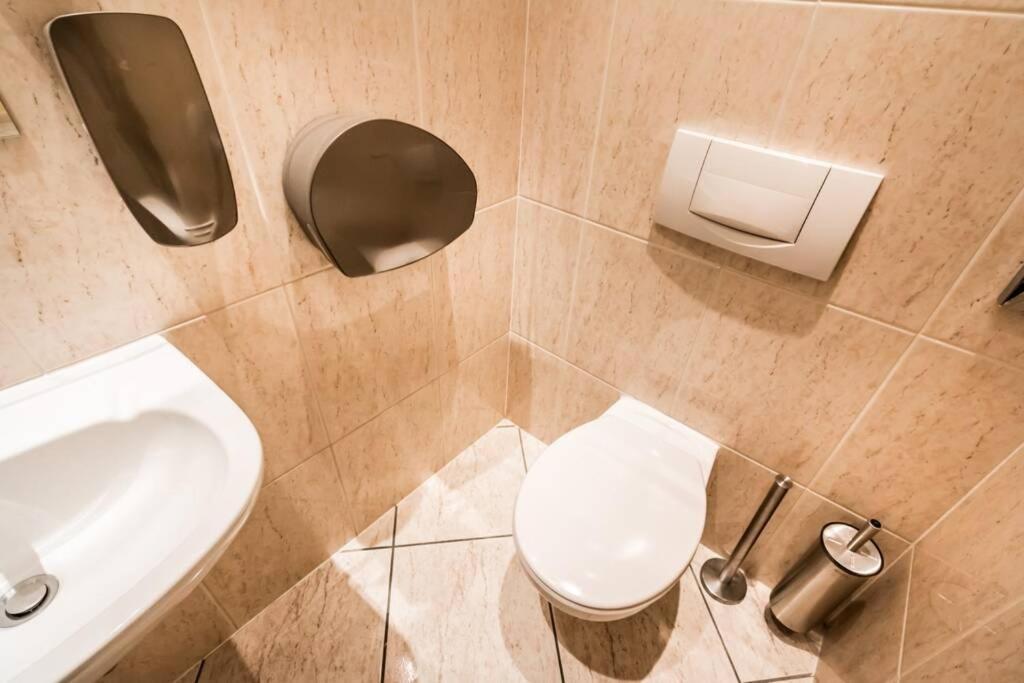 Located, 150 M2 5 Bedrooms Apt.,
