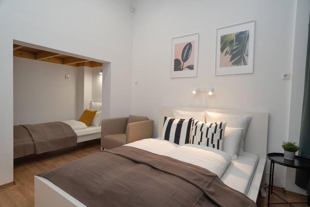 Located, 150 M2 5 Bedrooms Apt., Lejlighed *