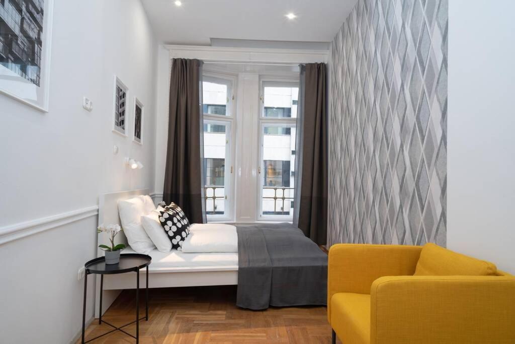 Lejlighed Located, 150 M2 5 Bedrooms Apt., *
