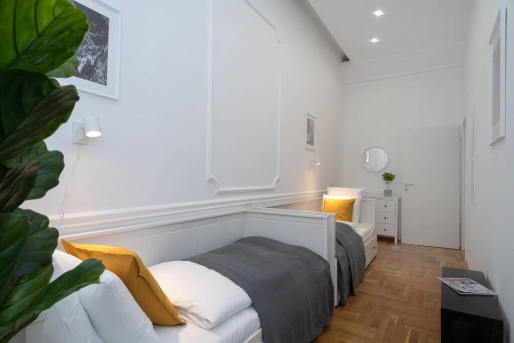 Lejlighed Located, 150 M2 5 Bedrooms Apt., *