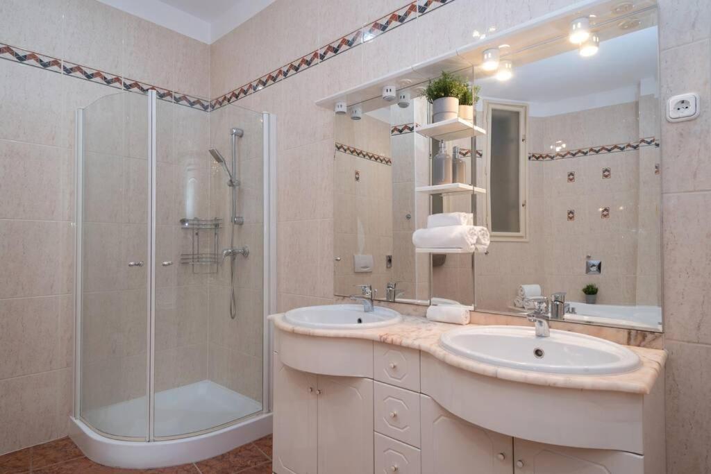 Located, 150 M2 5 Bedrooms Apt., Lejlighed Budapest