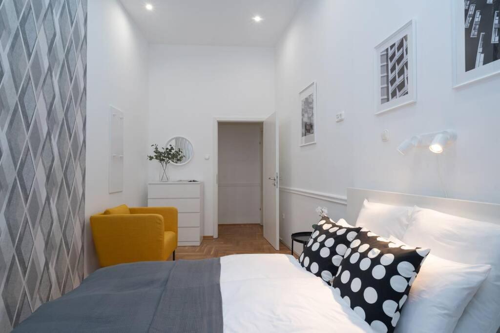 Lejlighed Located, 150 M2 5 Bedrooms Apt., *