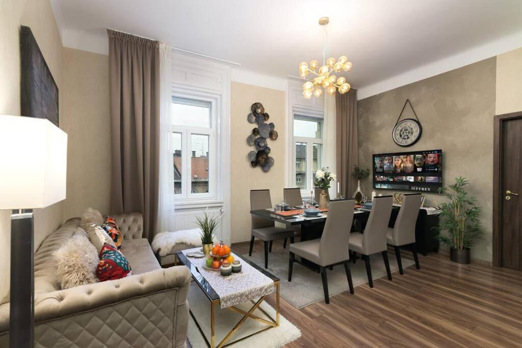 Apartment Contemporary Hidden Gem Art-deco