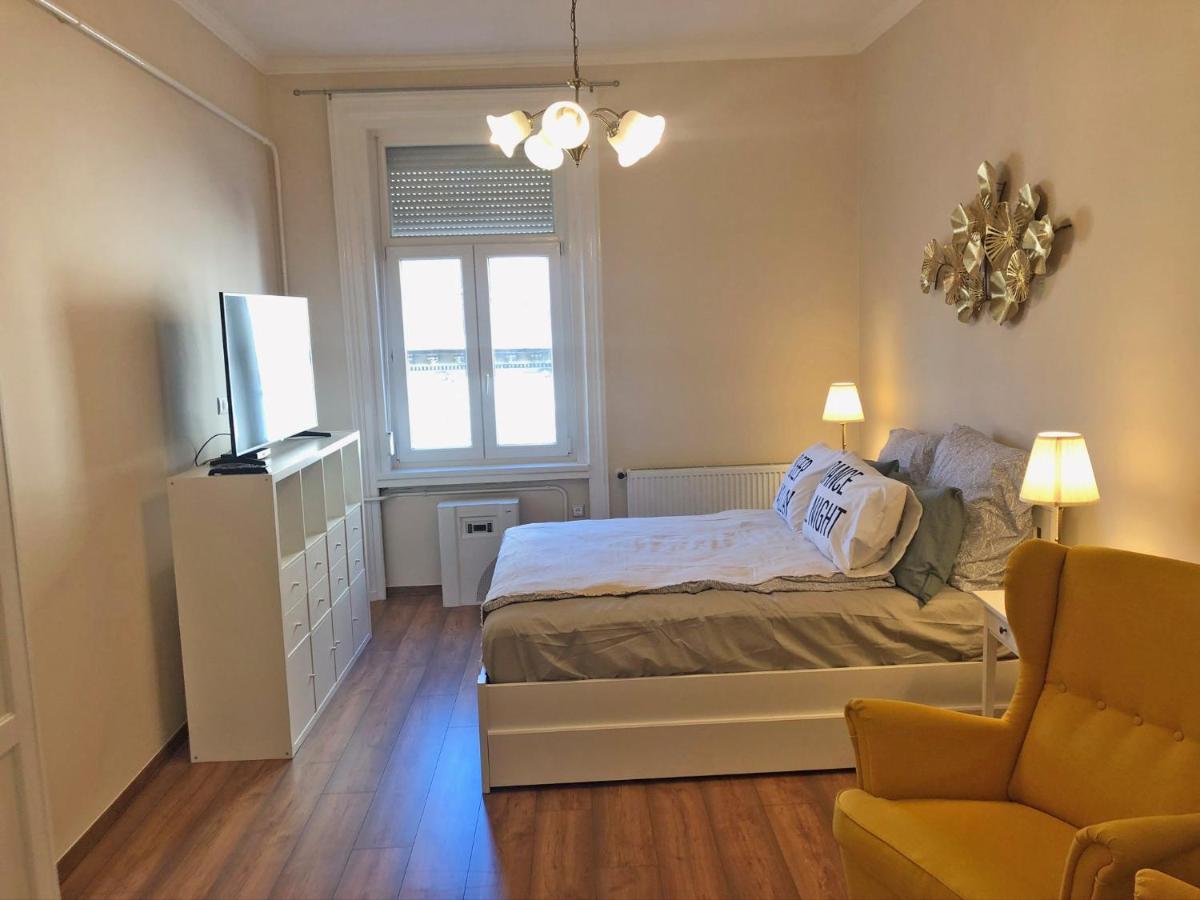 Apartment Modern Comfort In Historical Budapest