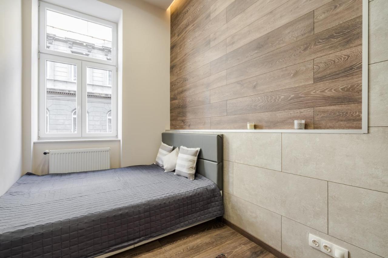 Central Comfort Suite For 6 By Oktogon *