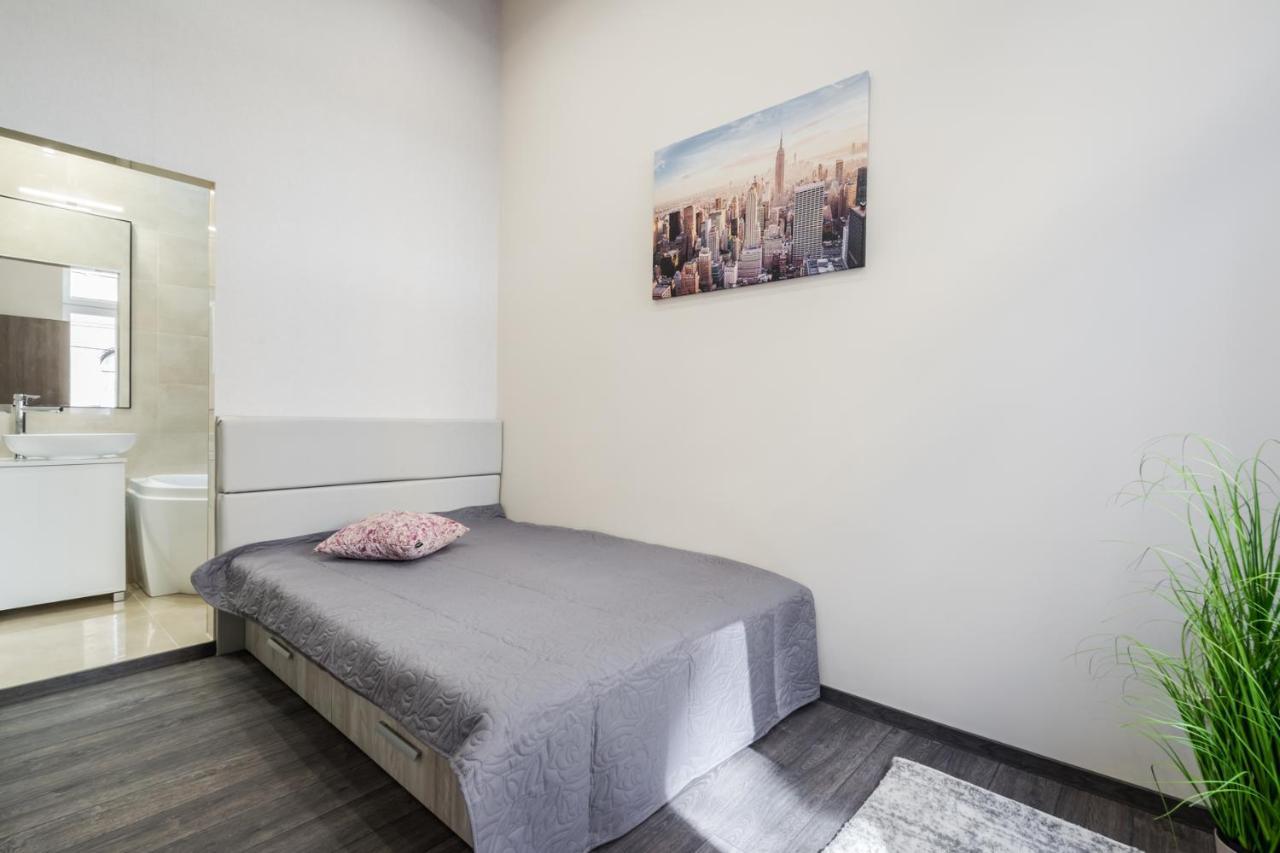 Central Comfort Suite For 6 By Oktogon