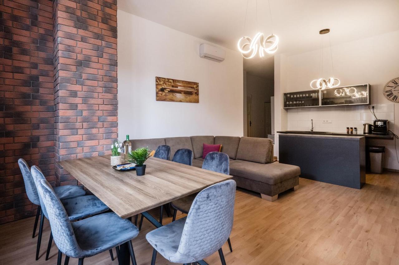 Jacuzzi And Privacy With 2 Balconies And Free Garage Apartmán