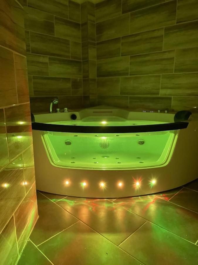 Jacuzzi And Privacy With 2 Balconies And Free Garage Apartmán Budapešť