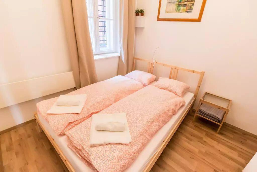 Spacious Lofted Place Next To The Pub District *