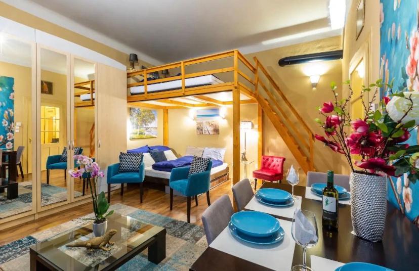 Cherry Blossom Designer In The Center With Free Parking Apartment *