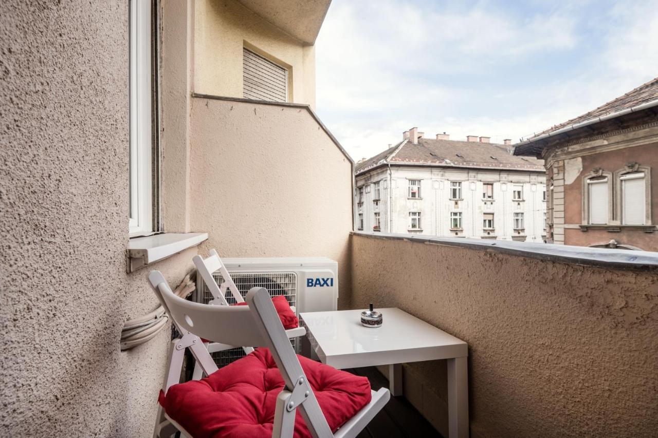 Jacuzzi And Privacy With 2 Balconies And Free Garage
