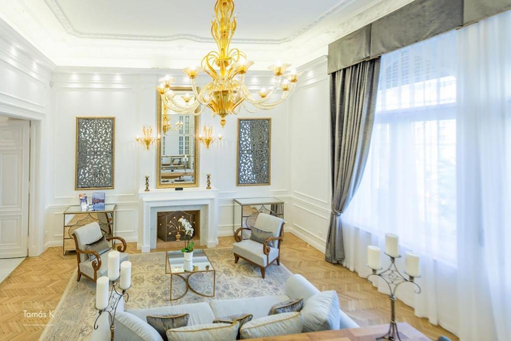 Bpr The Golden Astoria With Balcony And A/c *