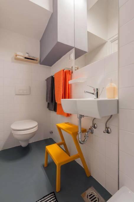 Modern Stylish 2 Bedroom Apartment *