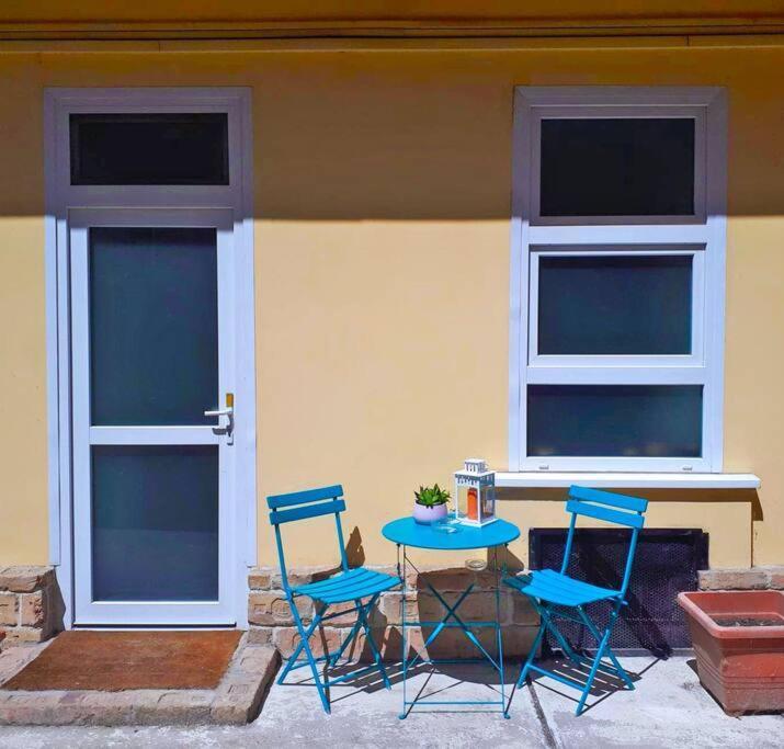 Modern Stylish 2 Bedroom Apartment *