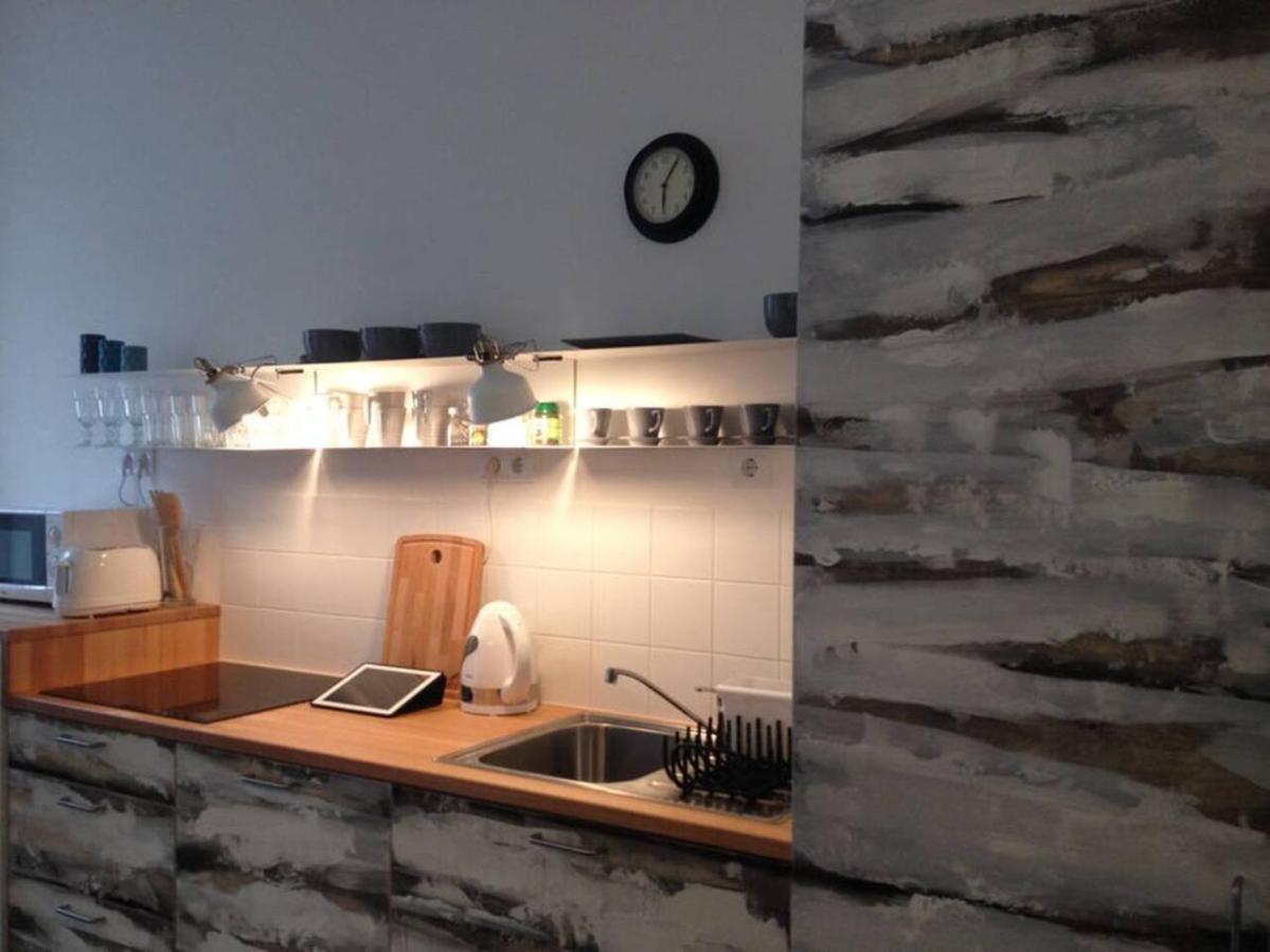 Modern Stylish 2 Bedroom Apartment *