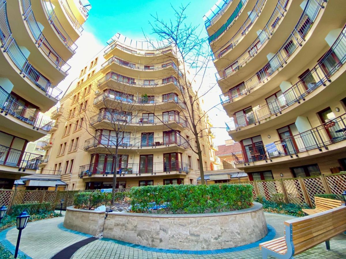 Downtown Vibe-kiraly Ii Apts W Private Balcony Apartment