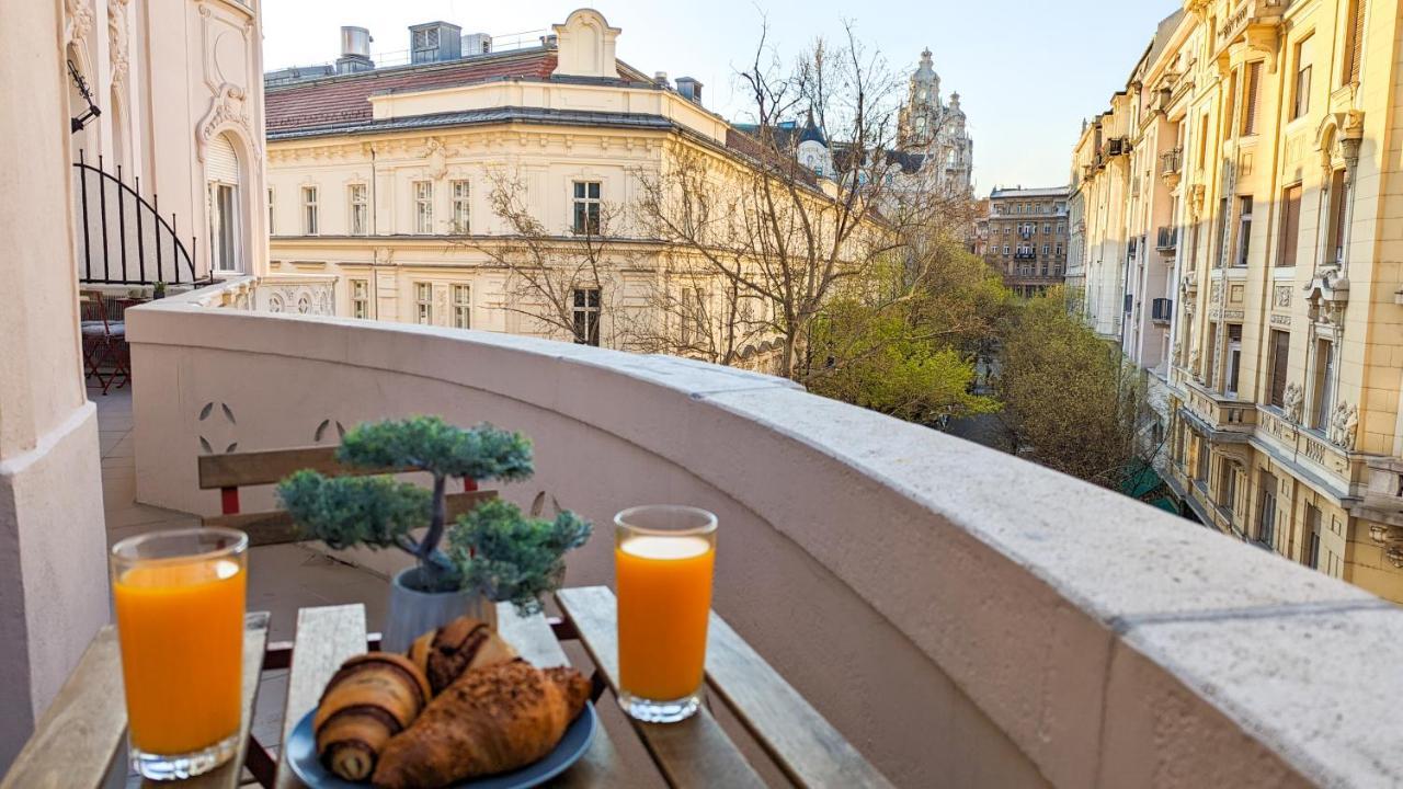 Downtown Designer Apt W Private Spa, Cinema, Balcony, Prime District V Apartman Budapest