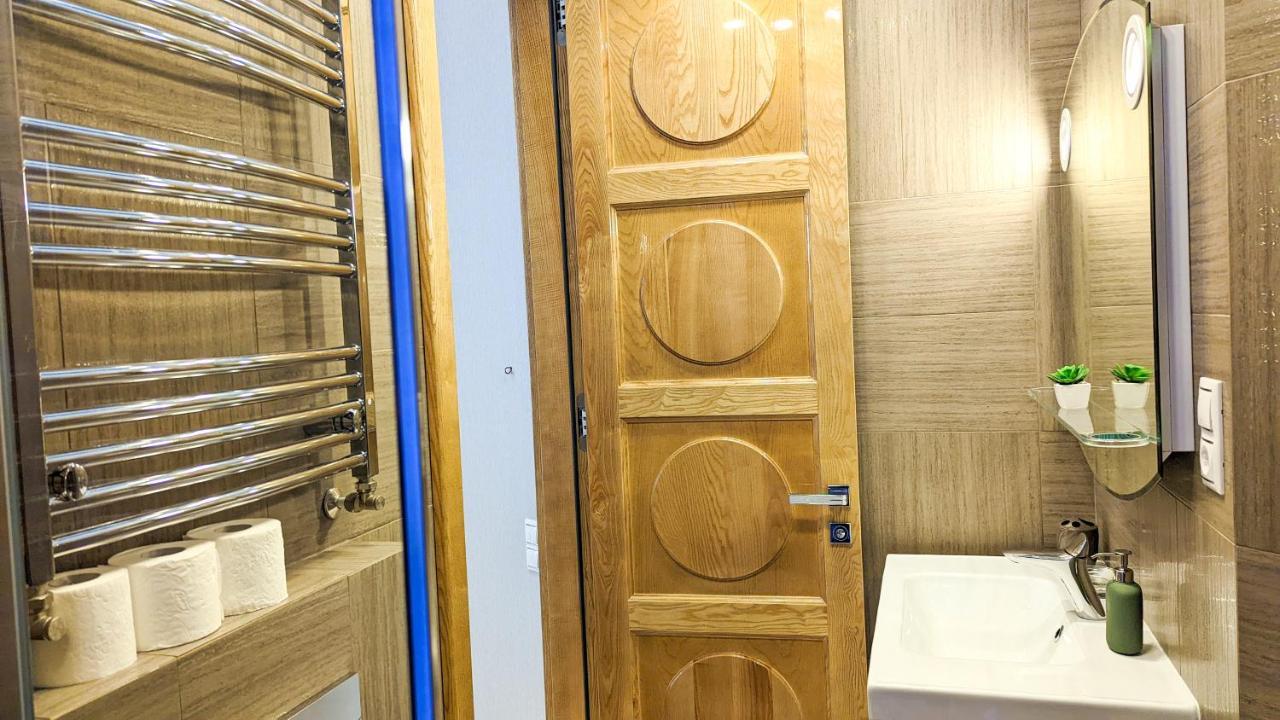 Downtown Designer Apt W Private Spa, Cinema, Balcony, Prime District V Apartman
