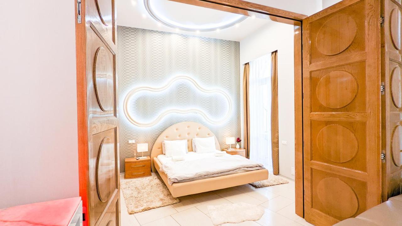 Downtown Designer Apt W Private Spa, Cinema, Balcony, Prime District V * Budapest