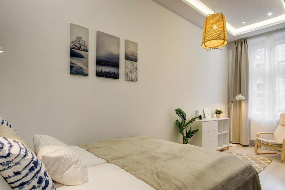 Emerald Residency 4Br-2Ba *
