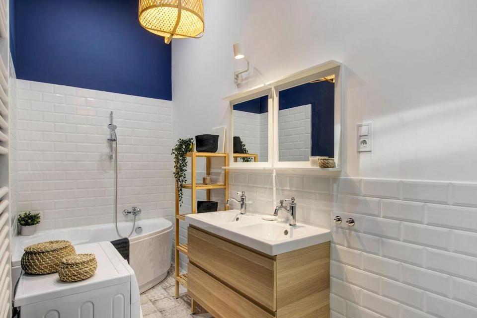 Emerald Residency 4Br-2Ba