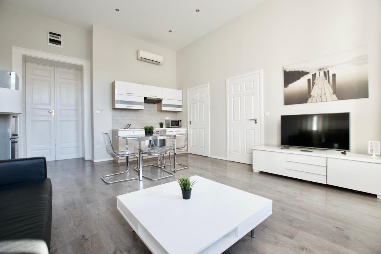 Premium By Hi5 - B25 * Budapest