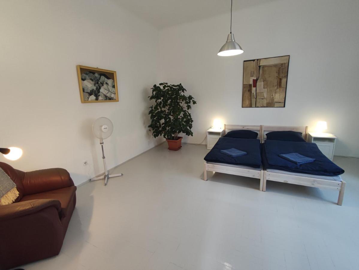 Hun Galeria