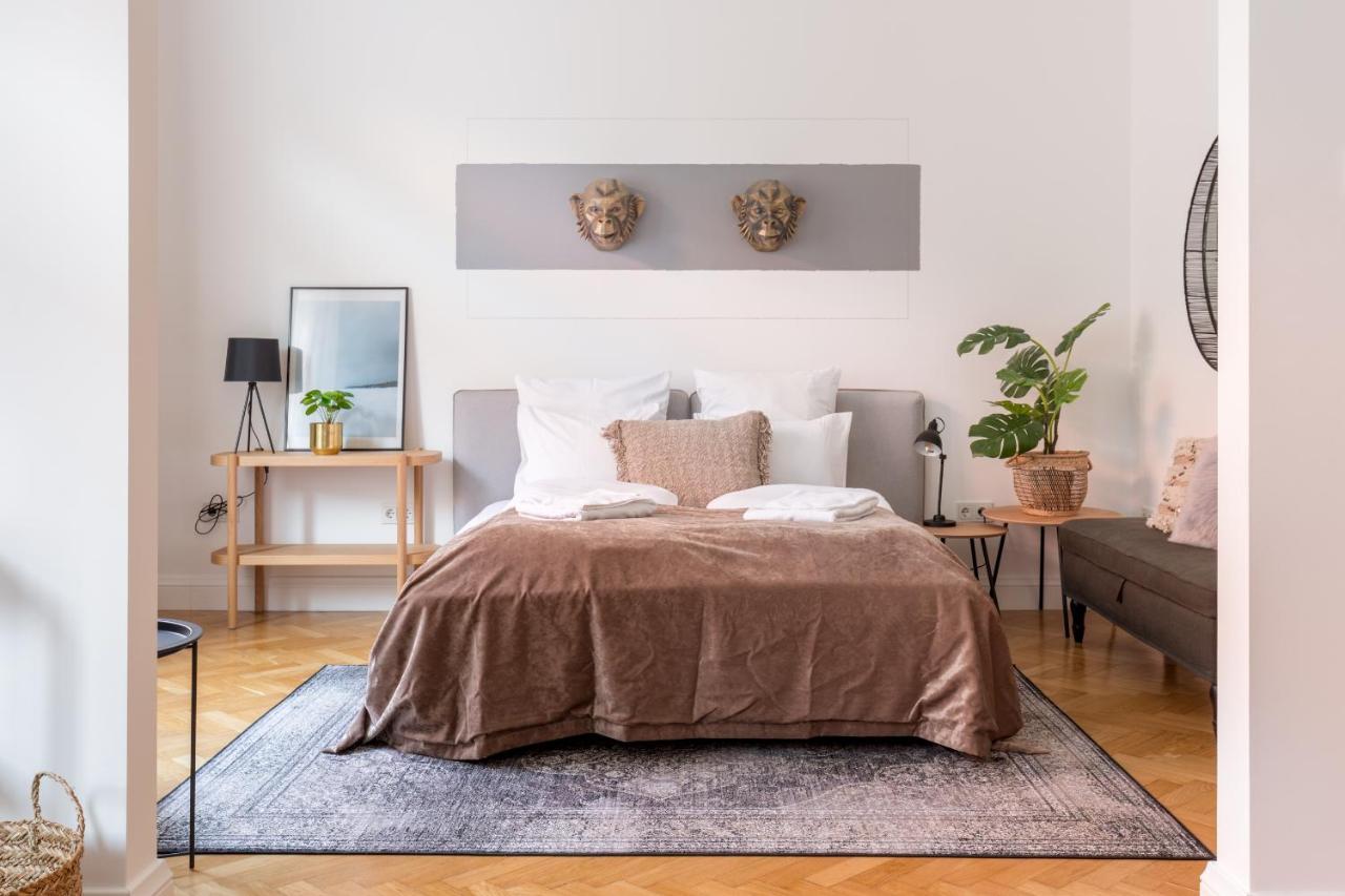 Style & Harmony In The Absolute Center Of