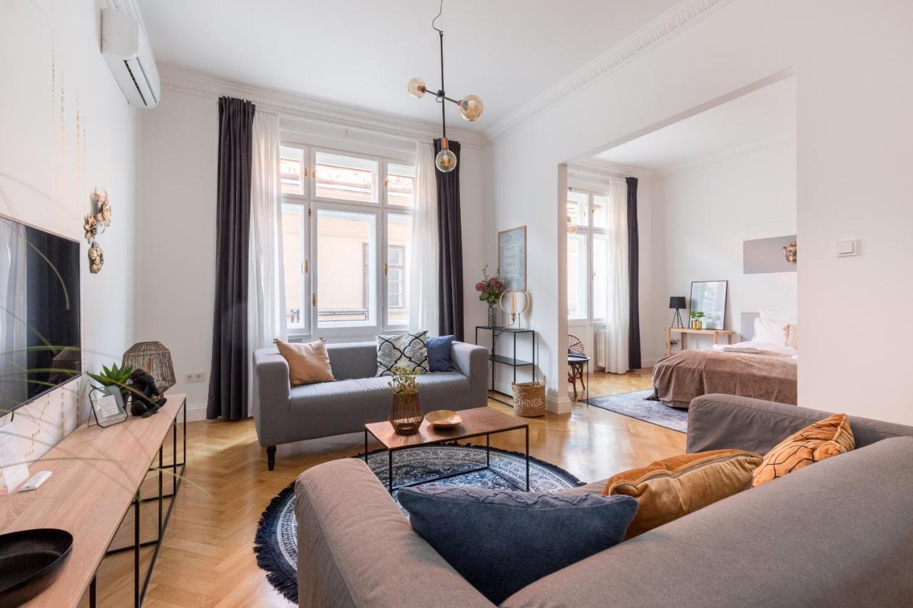 Style & Harmony In The Absolute Center Of * Budapest