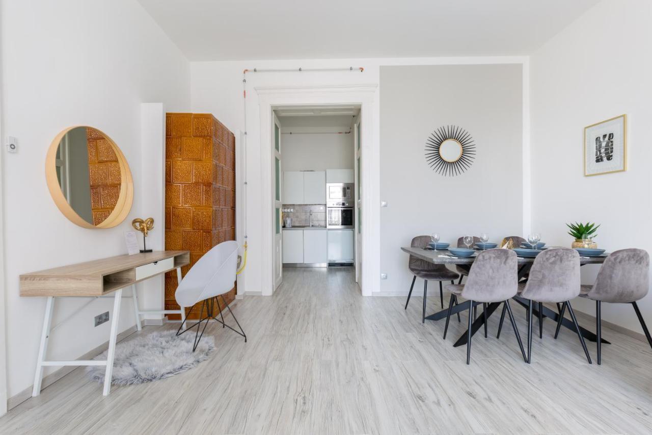 Designer On The Broadway W 2br, Ac And Panorama Balcony *