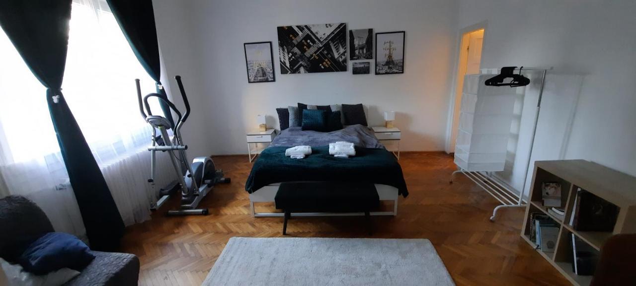 Apartman Hi-bp Garden Batsanyi With 4 Near The Train With Free Parking