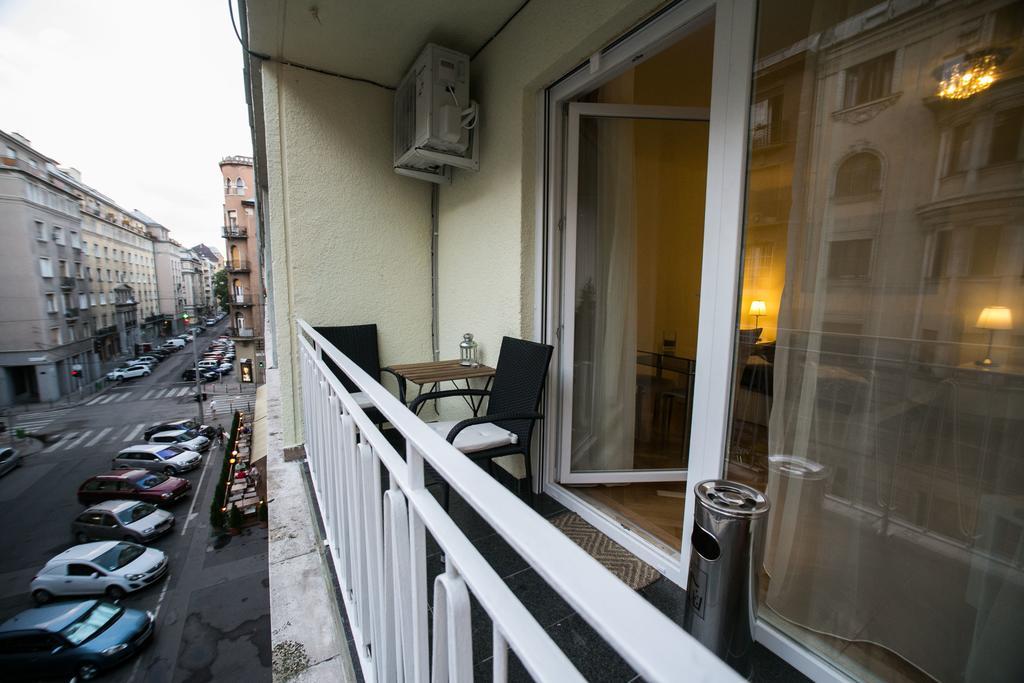 Downtown With Balcony & Optional Garage & Restaurant In The Building Appartamento Budapest