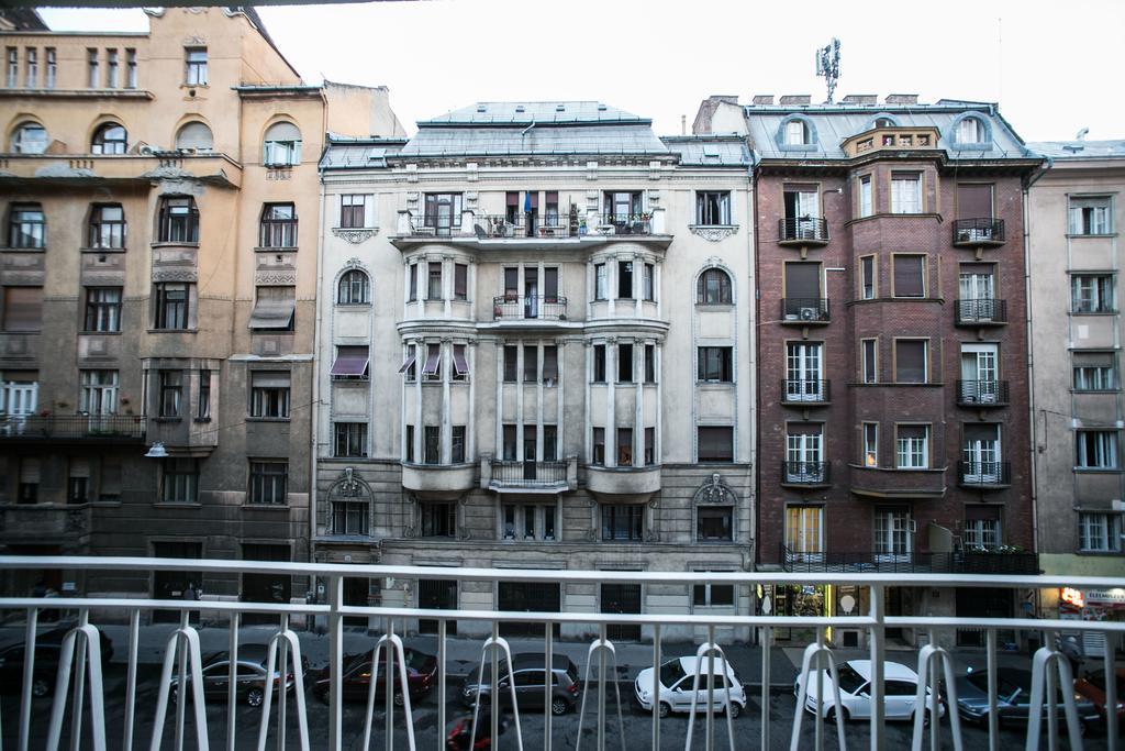 Downtown With Balcony & Optional Garage & Restaurant In The Building Appartamento